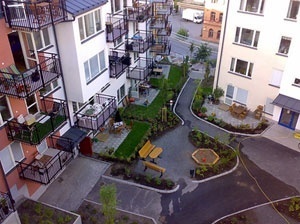 Pátio delimitado por prédios de 4 a 6 pavimentos [Olandsgatan]