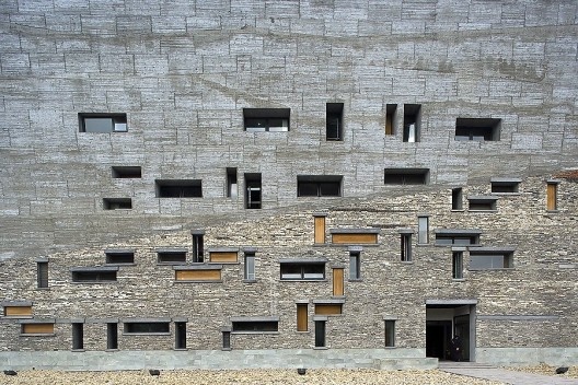 Museu de História de Ningbo, Ningbo, China, 2003-2008. Arquiteto Wang Shu<br />Foto Lv Hengzhong  [Pritzker Prize]