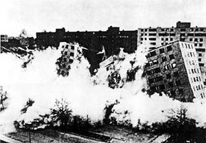 Explosão do Conjunto Residencial Pruit-Igoe, St. Louis, 1972. Arquiteto Minoru Yamasaki. 