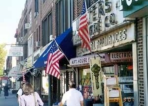 Dia 13/9, rua comercial do Queens: as bandeiras dos EUA começam a aparecer cada vez mais no espaço público