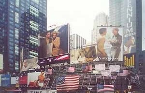 Dia 14/9, Times Square, Manhattan: mistura de outdoors, menções aos atentados e bandeiras norte-americanas