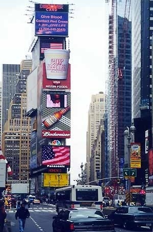 Dia 14/9, Times Square, Manhattan: bandeira norte-americana e pedido de doação de sangue em outdoors eletrônicos