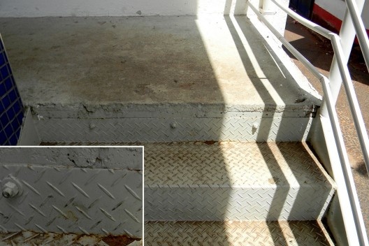 Em menos de oito meses de uso, as escadarias metálicas já apresentam sinais de corrosão<br />Foto Robert Soares 