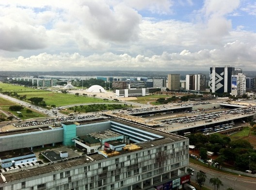Brasília, vista do centro comercial e eixo monumental<br />Foto Abilio Guerra 