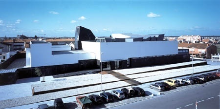 Vista panorâmica do Museu, com praça seca frontal<br />Foto Daniel Malhão 