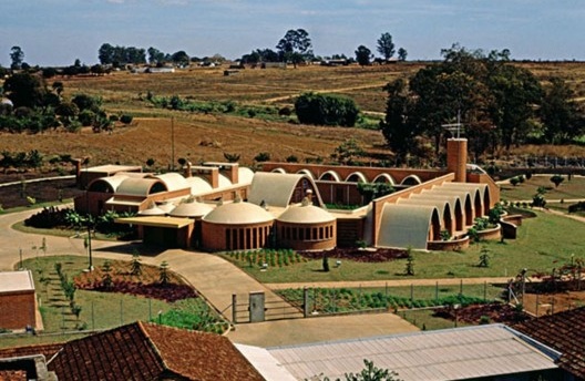 Residência dos Padres Claretianos, Batatais SP Brasil, 1984. Arquitetos Affonso Risi e José Mario Nogueira<br />Foto José Carlos Fioretto, 1985 