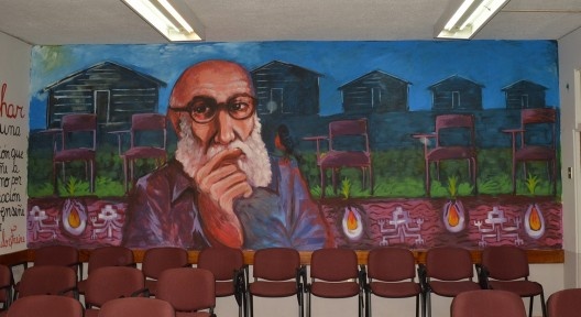 Mural en homenaje a Paulo Freire en la Facultad de Educación y Humanidades, Universidad del Bío-Bío<br />Foto Nefandisimo  [Wikimedia Commons]