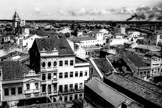 Panorama com sobrados da rua Nova (em primeiro plano) e torre da Igreja de Nossa Senhora do Carmo, Recife PE, 1940<br />Foto Benicio Whatley Dias  [Fundaj, ME]
