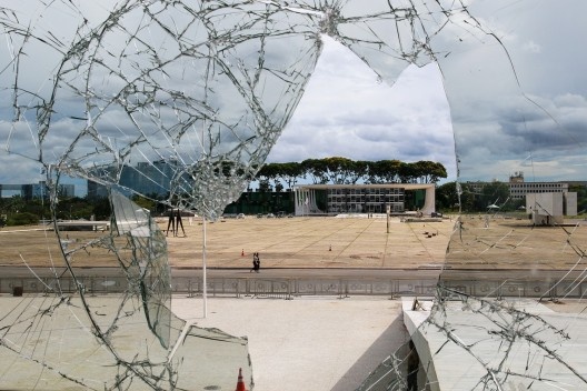 Vidro estilhaçado no Palácio do Planalto, com o Palácio da Justiça ao fundo<br />Foto Fabio Rodrigues Pozzebom  [Agência Brasil]