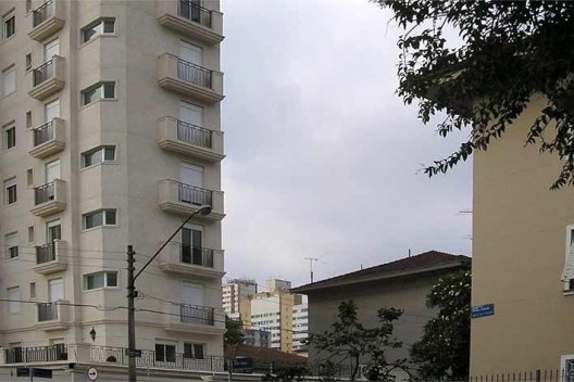Condomínio Edifício Barão de Mauá quebrando o gabarito da área<br />Foto Cássia Nobre 