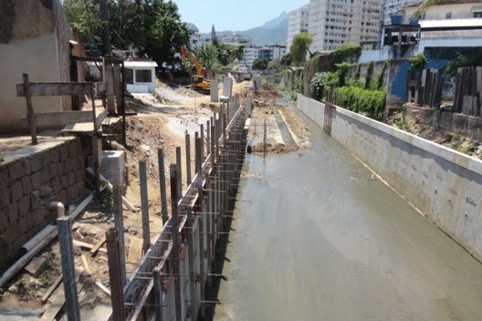 River being canalized, a new road will be built where once there were the corridors: monofunctional hard engineering to drain water, in Jacarepaguá lowlands<br />Foto Gisela Santana 