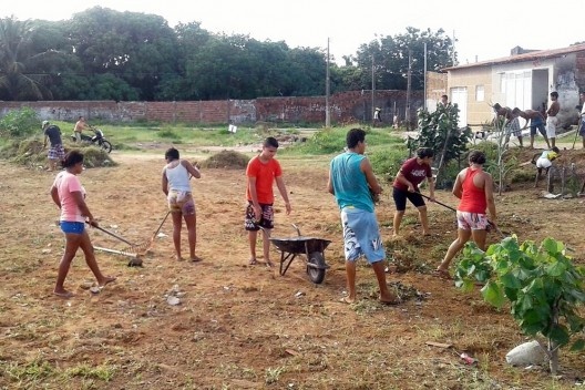 Grupo das pessoas encarregadas de realizar a limpeza na Comunidade Alto da Torre<br />Foto Simone Costa 