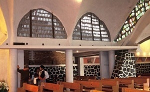 Igreja de Mirasol, Estado de México, realizada em autoconstrução com a assessoria do arquiteto Carlos González. Sistema CGL-1 [Autor, México 2002]