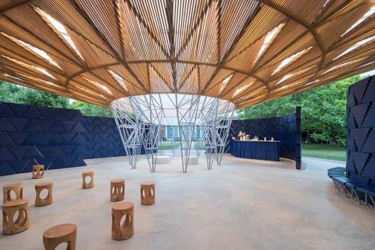 Pavilhão Serpentine, Londres, Inglaterra, 2017. Arquiteto Diébedo Francis Kére<br />Foto Iwan Baan  [The Pritzker Architecture Prize]