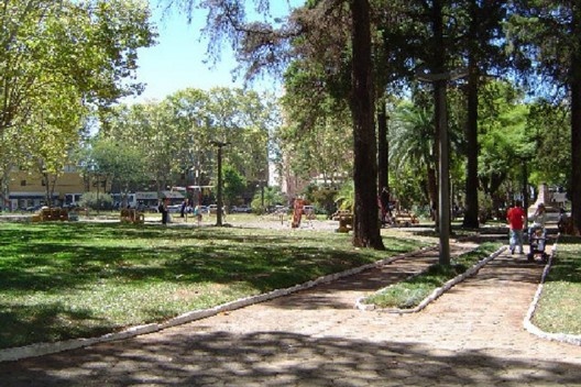 Fig. 7. Vista da praça Tamandaré, Passo Fundo<br />Foto Juan Mascaró  [Oliveira, Mascaró, 2007]