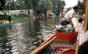 Xochimilco, Ciudad de México. Canales de agua entre las "chinampas" arboladas

