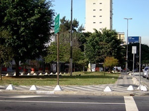 Praça John Graz - cruzamento da avenida Henrique Schauman com rua Cardeal Arcoverde, em São Paulo. É apenas uma ilha de separação de tráfego de veículos
