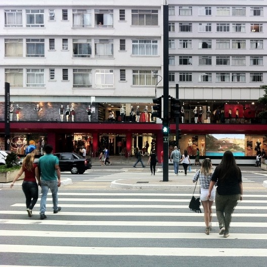 Pessoas atravessando na faixa de pedestres, São Paulo<br />Foto Abilio Guerra 