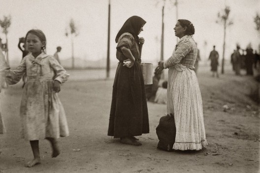 Encontro de mulheres, arredores do mercado dos caipiras, Parque D. Pedro II. Ao fundo, a rua 25 de Março, próximo da embocadura da rua General Carneiro, São Paulo, 1910<br />Foto Vincenzo Pastore 