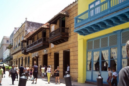 Prédios restaurados no Centro Histórico de Havana. Rua Obispo<br />Foto Roberto Segre 