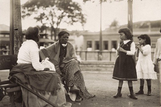 Duas mulheres, uma de costa, descansando em banco de praça, 1910<br />Foto Vincenzo Pastore 