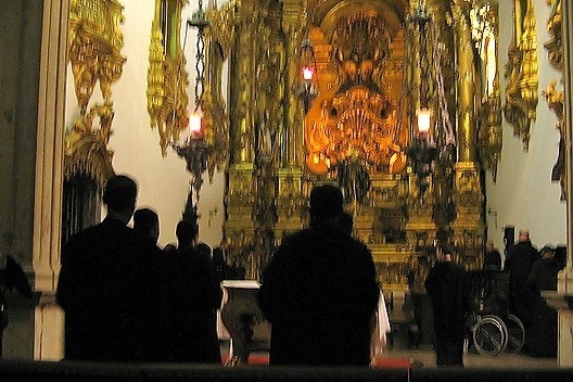 Altar da Igreja de São Bento, com monges<br />Foto Eliane Lordello 