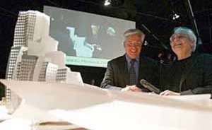 Maqueta del edificio que Frank Gehry presentó ayer junto al alcalde Joan Clos en Barcelona y que será construido en la Sagrera. <br />Foto Julio Carbó.  [El Periódico de Cataluña, 21 de mayo de 2004]