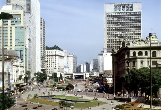 Vale do Anhangabaú, São Paulo<br />Foto Nelson Kon  [Cidade e seu duplo, Abílio Guerra e Marco do Valle, Arte/cidade 2]