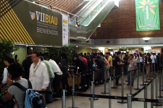Saguão de entrada do Centro de Convenções de Medellín, local da BIAU<br />Foto Noemi Zein Teles 