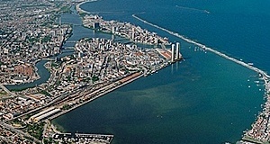 Perspectiva promocional dos edifícios Pier Duarte Coelho e Pier Maurício de Nassau: vista do centro do Recife [www.mouradubeux.com.br]