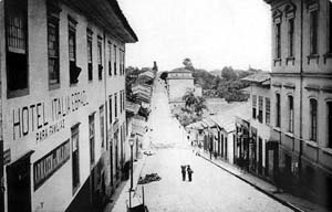 Hotel Itália e Brazil, na Ladeira do Açu, hoje começo da Av. São João, 1887 [São Paulo de Piratininga: de pouso de tropas a metrópole. O Estado de S. Paulo / Terceiro]