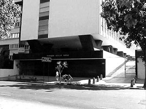 Figura 6(a) – Edifício da Fundação Getúlio Vargas (1999), parede cega de granito preto, hoje vazada para abrigar a Livraria da FGV