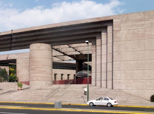 Edificio del Poder Judicial de la Nación, México DF, arquitecto Teodoro González de León<br />Foto GAED  [Wikimedia Commons]