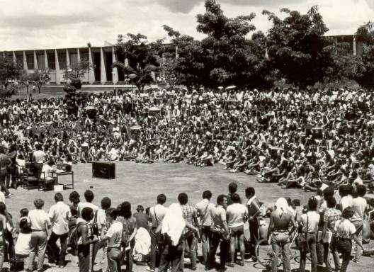 Movimento estudantil – Assembleia Geral no Teatro de Arena, abr. 1982<br />Foto divulgação  [Acervo ACE UnB]