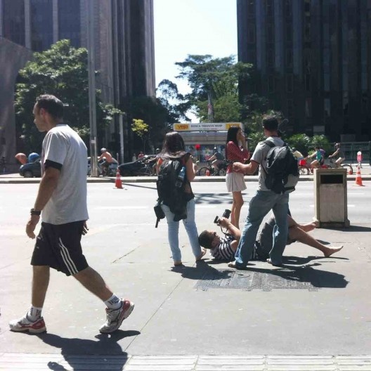 Pedestres e ciclistas ocupam a Avenida Paulista no domingo<br />Foto Abilio Guerra 