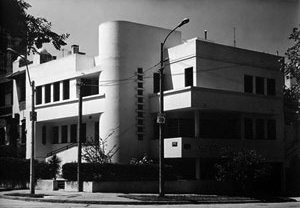 Casa Ítalo Perotti, esquina Ellauri e Martí, Montevidéu. Arq. O. de los Campos, E. M. Puente e I. H. Tournier, 1930