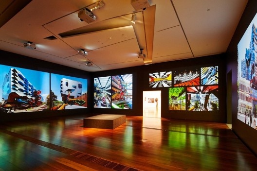 Video-instalação da mostra de Arquitetura.  <br />Foto Gabriela Celani  [http://architectureau.com/articles/melbourne-now-1.]