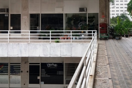 Galeria Metrópole, relação entre a ocupação existente da galeria e os novos usos, São Paulo, 1960. Arquitetos Salvador Candia e Giancarlo Gasperini<br />Foto Emílio Bertholdo 