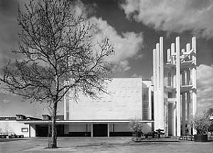 Stephanus Kirche, Detmerode, Alemanha, 1963/68. Vista exterior, elevação principal do templo [www.aalto-ausstellung.de/]