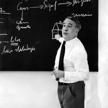 Imagem Max Bense em aula na ESDI, 1964<br />Foto Goebel Weyne 