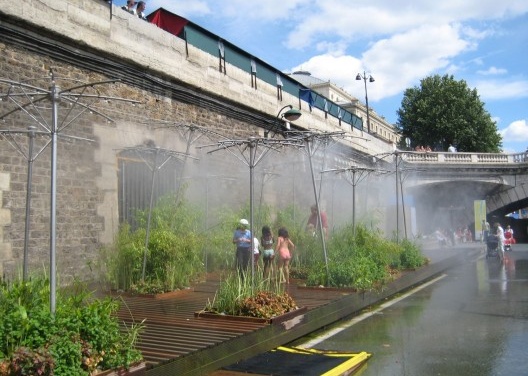 “Paris Plage” – Paris Beach: in the summer the border of the Seine river is transformed in a beach. Now some parts are closed to vehicles at all times (July 2009). <br />Foto Cecilia Herzog 