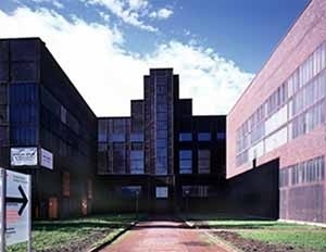A qualidade da arquitetura Bauhaus da mina Zollverein, Essen<br />Foto Nigel Young 