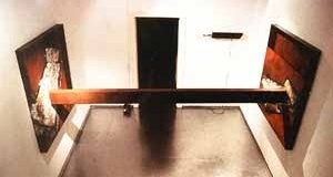 “Sforza“, aço oxidado, óleo e areia, dimensões variáveis, 1994
