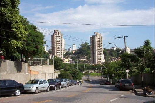 Vista dos Predinhos a partir da Avenida do Contorno. Abaixo, avenida dos Andrada<br />foto Danilo Botelho 