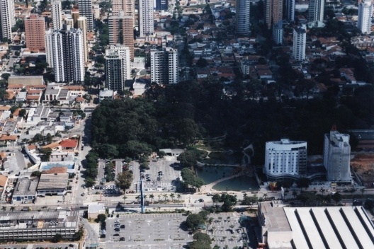 Complexo Hoteleiro Ibis/Mercure localizado próximo ao Parque Celso Daniel [Acervo da autora, 2003]