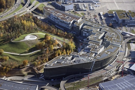 The Circle, complexo no Aeroporto de Zurique, Zurique, Suíça, 2020. Arquiteto Riken Yamamoto<br />Foto cortesia Flughafen Zürich AG  [Pritzker Prize]