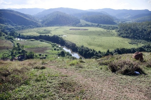 Aspect of the rural zone of Matias Barbosa with the landscape caracterized by mountains named “mares de morros”. Emphasis on the course of the Paraibuna river, pastures and forest remnants of Mata Atlantica<br />Foto Fábio Lima 