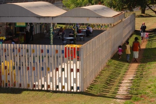 BAC Branca Salles, Ribeirão Preto - cerca de argamassa armada que delimita a parte externa. Arquiteto João Filgueiras Lima, Lelé<br />Foto André Marques 
