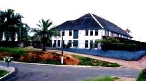 Colégio das Irmãs em Cruzeiro do Sul, com arquitetura de influência construtiva alemã  [Tomada da autora em 2001]