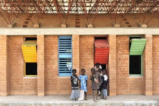 Escola Primária de Gando, Gando, Burkina Faso, 2001. Arquiteto Diébedo Francis Kéré<br />Foto Erik-Jan Ouwerkerk  [The Pritzker Architecture Prize]